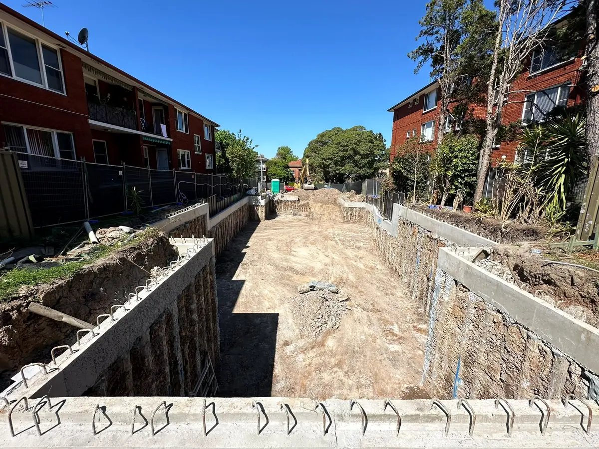 Capping beam steel fixed along a piled cut