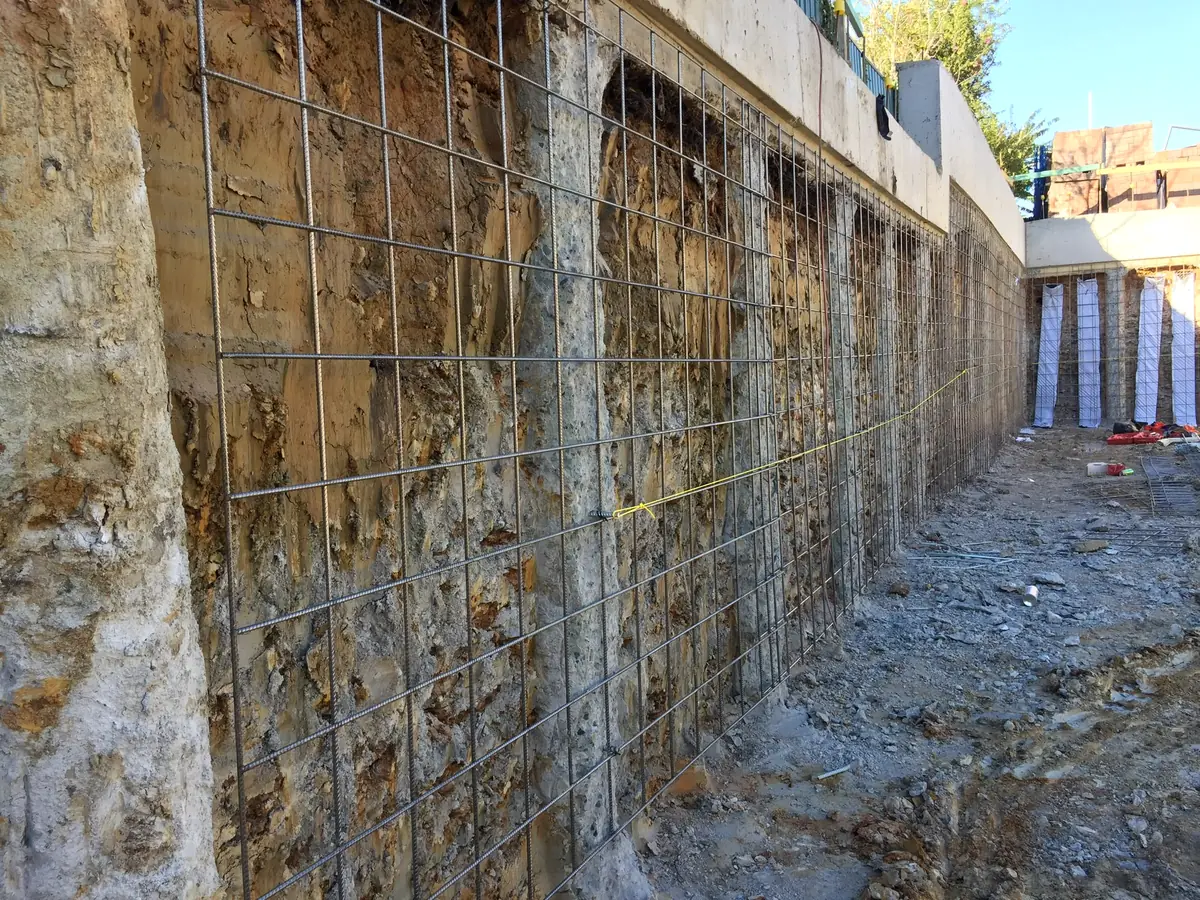 Mesh fixed between piles ready for shotcrete